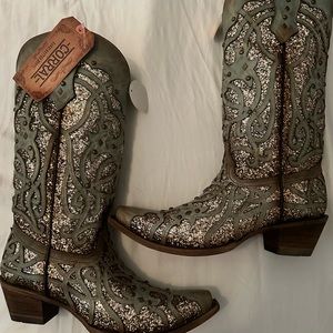 Corral women’s cowboy boots teal/tan with sparkle inlay For narrow feet.